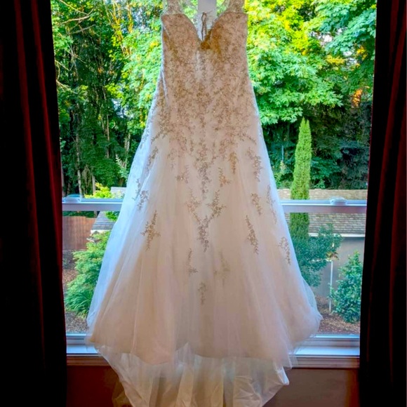 Beautiful wedding dress size 18w - Picture 1 of 6